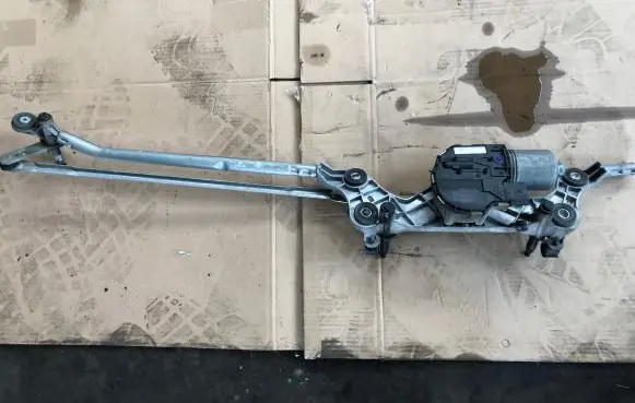 Porsche Cayenne (92A) Front wiper linkage and motor 7P0955119