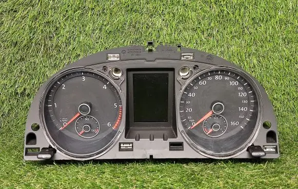 Volkswagen PASSAT B7 Speedometer (instrument cluster) 3AA920970A