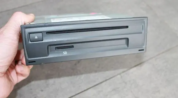 Volkswagen Touran III Radio/CD/DVD/GPS head unit 3Q0035842C 28658544 MIB2STD