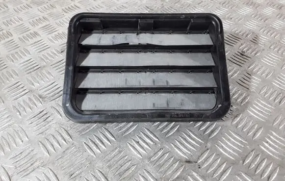 Quarter panel pressure vent