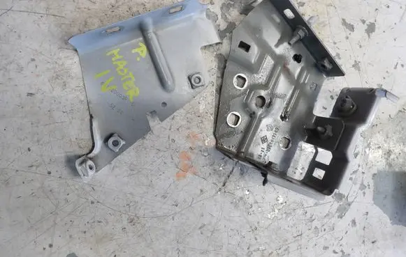 Renault Master III Fender mounting bracket