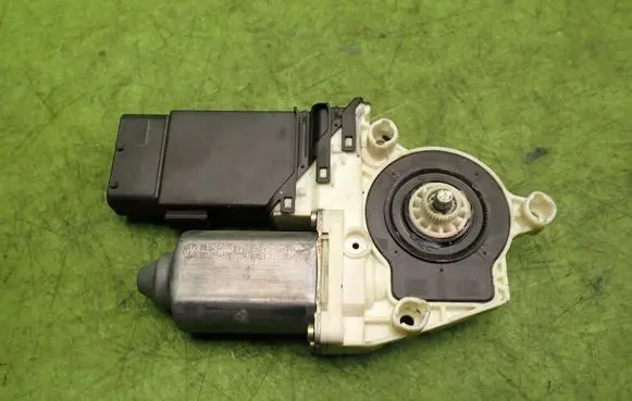 Volkswagen Golf IV Front door window regulator with motor