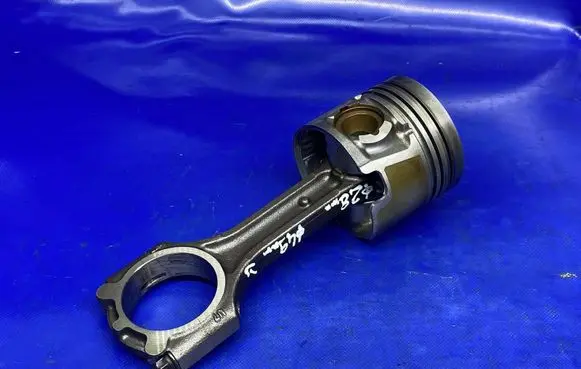 KIA Sportage Piston with connecting rod 