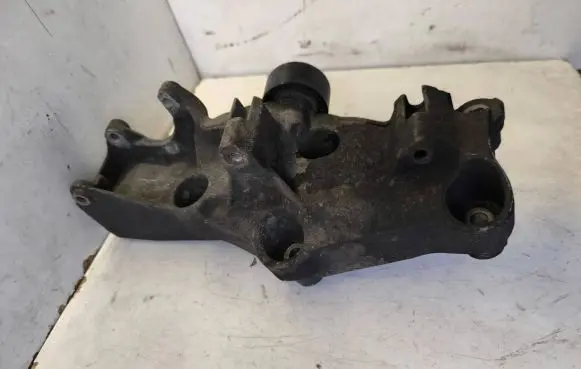 Opel Vivaro Generator/alternator bracket 8200803443