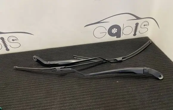 Front wiper blade arm