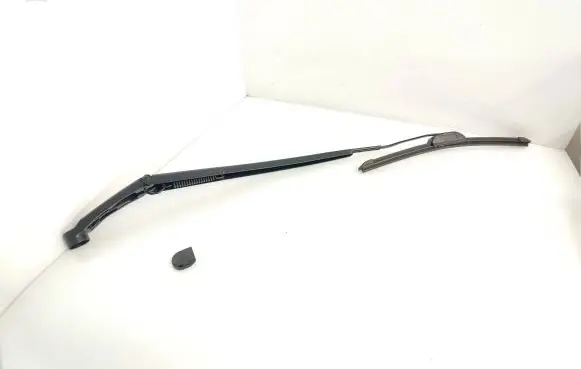 Toyota RAV 4 (XA40) Front wiper blade arm