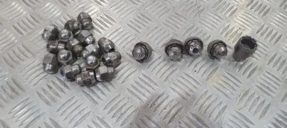 KIA Sportage Anti-theft wheel nuts and lock PU12106