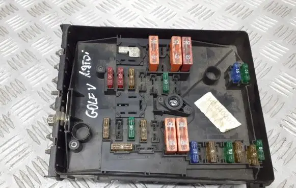 Volkswagen Golf V Fuse box set