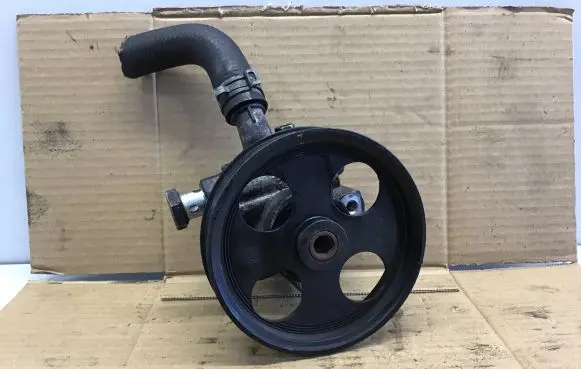 Opel Insignia A Power steering pump 55563329