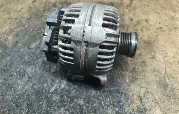 Volkswagen Scirocco Generator/alternator 03C903023S 0124525188