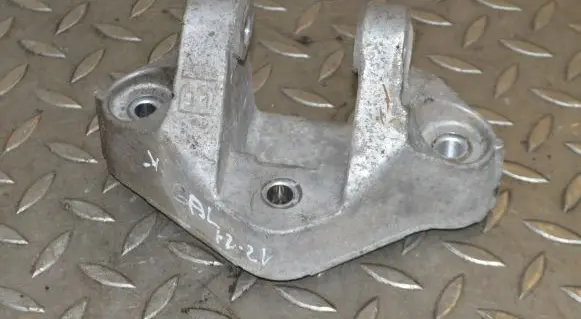 Nissan X-Trail T32 Engine mounting bracket