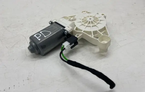 Mercedes-Benz CLA C118 X118 Front door window regulator motor A0009061607