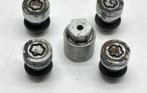 KIA EV6 Anti-theft wheel nuts and lock 