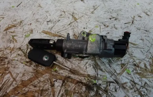 Skoda Fabia Mk2 (5J) Ignition lock 4B0905851C