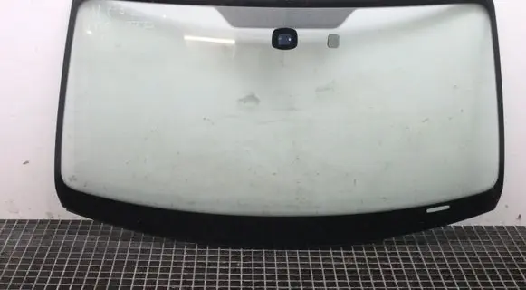 Volkswagen Amarok Front windscreen/windshield window 