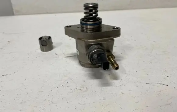 Skoda Octavia Mk3 (5E) Fuel injection high pressure pump 04E127026