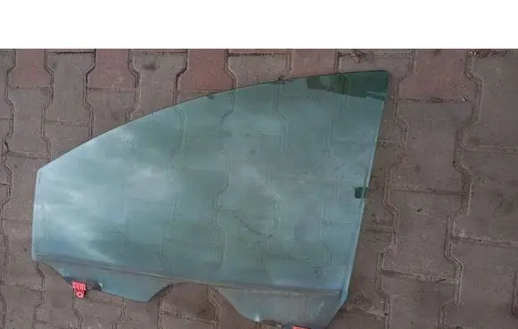 Nissan Quest Front door window glass four-door 