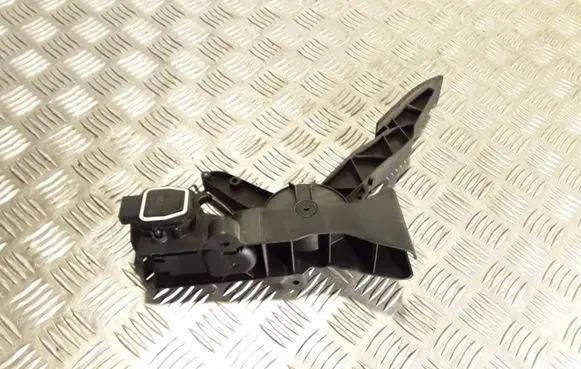 Mercedes-Benz B W245 Accelerator throttle pedal A1693000104