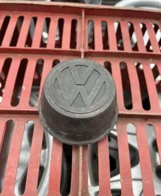 Volkswagen Golf I Original wheel cap 321601171A