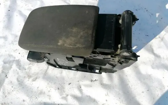 Volkswagen Golf VI Armrest 1k5864251