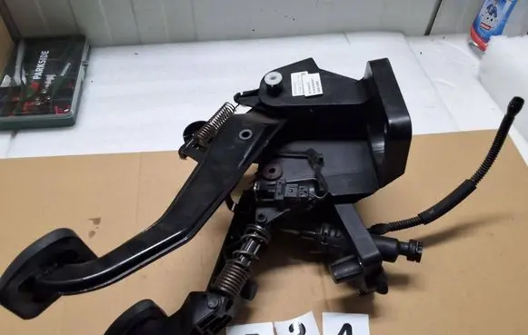 Mercedes-Benz B W245 Clutch pedal 4010047G A1692906501 111041217