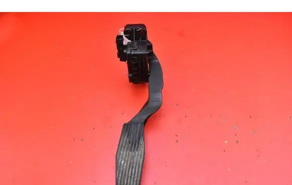 Accelerator throttle pedal