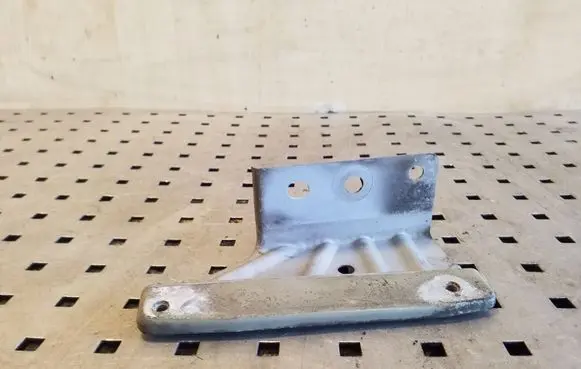 Nissan Qashqai Fender mounting bracket