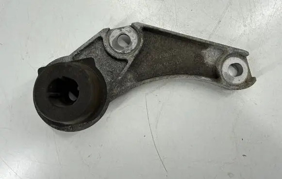 Chevrolet Camaro Muffler mount bracket/holder 23200936
