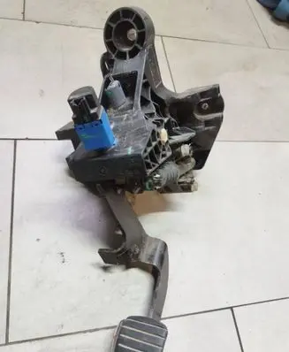 Renault Trafic III (X82) Clutch pedal 14017095