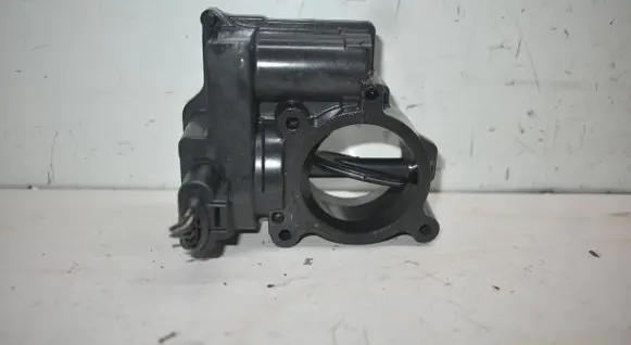 Volkswagen Tiguan Throttle valve 03C128063B