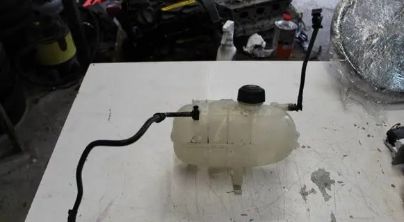 Renault Trafic III (X82) Coolant expansion tank/reservoir 217105057R