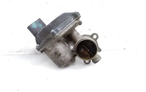 Volkswagen PASSAT B8 Throttle valve 04L131501M