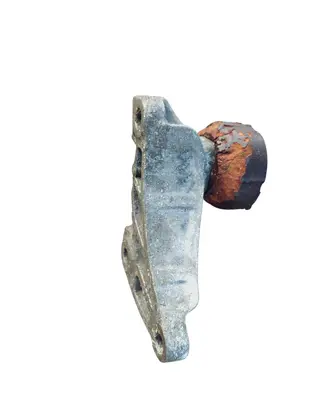 Engine mounting bracket