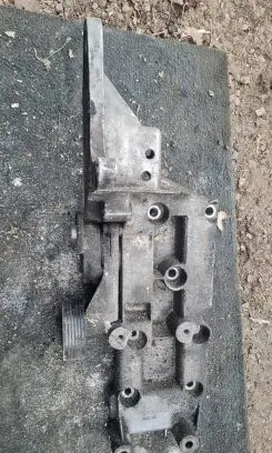 Volvo XC90 Engine mounting bracket 8642196