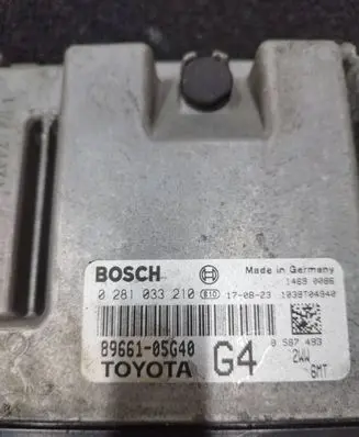 Toyota Avensis T270 Engine control unit/module 8966105G40 0281033210 1039T04940