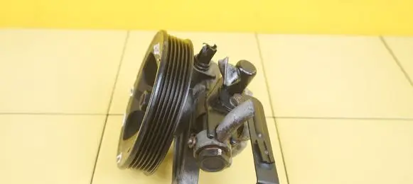 KIA Carens II Power steering pump G4FC