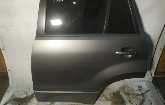 Suzuki Grand Vitara II Rear door pilkos