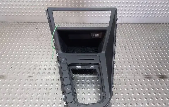 Volkswagen Polo VI Center console S26372322 2G1857925A
