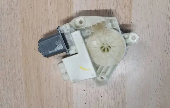 Skoda Fabia Mk3 (NJ) Front door electric window regulator 5JA959812K