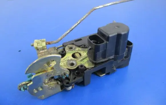 Chevrolet Tacuma Front door lock