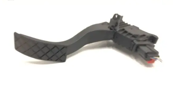 Accelerator throttle pedal
