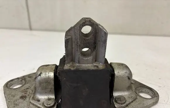 Volvo S60 Engine mount bracket 30748811