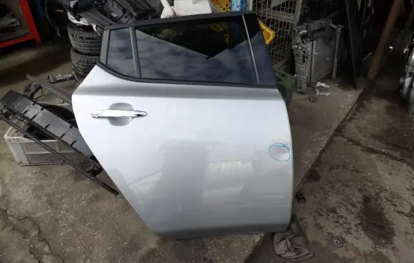 Nissan Leaf II (ZE1) Rear door