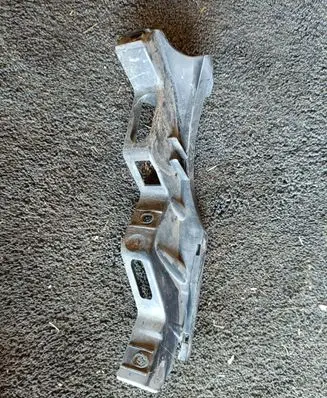 Volkswagen PASSAT B6 Front bumper mounting bracket 3C0807889