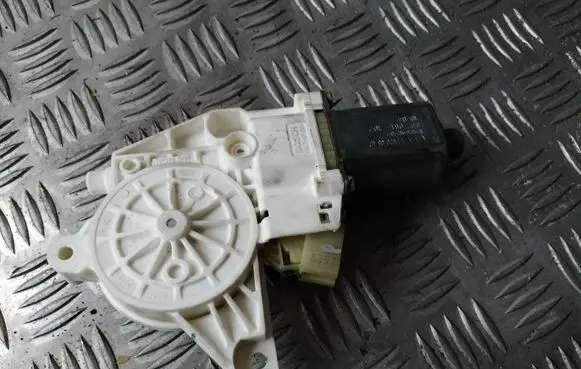Mercedes-Benz ML W164 Front door window regulator motor A2518200842