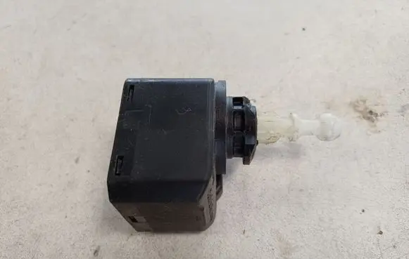 Volkswagen Golf V Headlight level adjustment motor 00883000