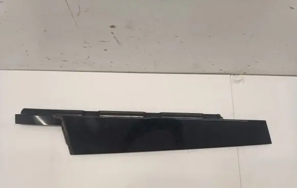 Volkswagen Touareg III Front door glass trim molding 760837901