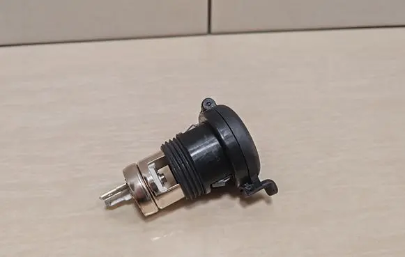 Nissan Note (E11) 12 V Socket (front) 