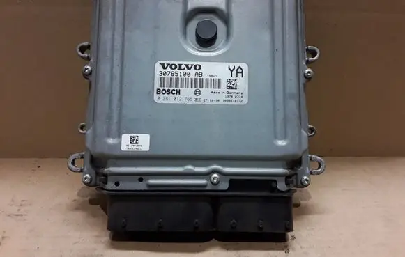 Volvo V70 Engine control unit/module 30785100AB 0281012765