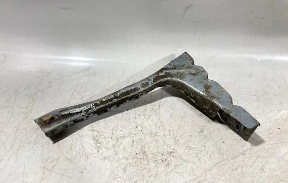 Audi A6 S6 C5 4B Front splash guards bracket 4B0821135A